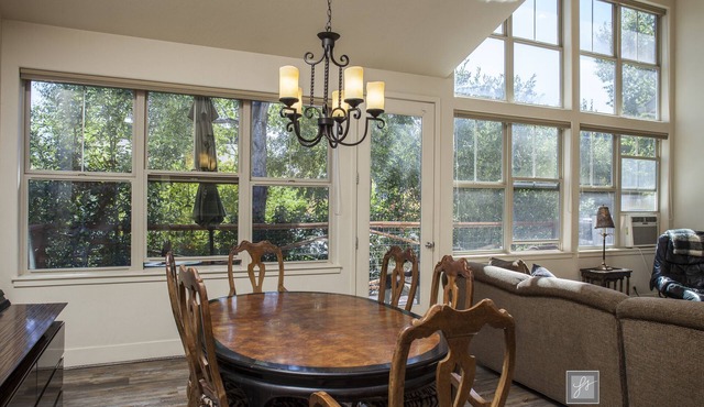 Beautiful Willits Townhouse 5 minutes from Whole Foods, restaurants and bars!