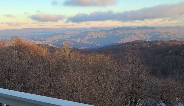 Beech Mountain 4 BR with Amazing Long-range Views. Spacious house. Pet friendly.