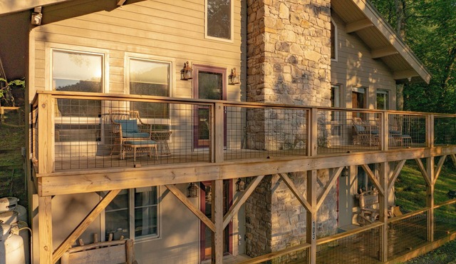 Beech Mtn: Walk to Slopes, Sleeps 9, Pet Friendly, Mountain Views, Cozy Retreat