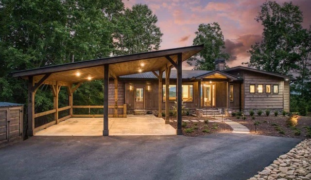 Berry Refined - Luxury, views, hot tub, spacious