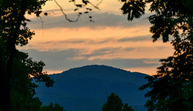 Between 2 Streams: Mtn. View, Hot Tub & Game Room!