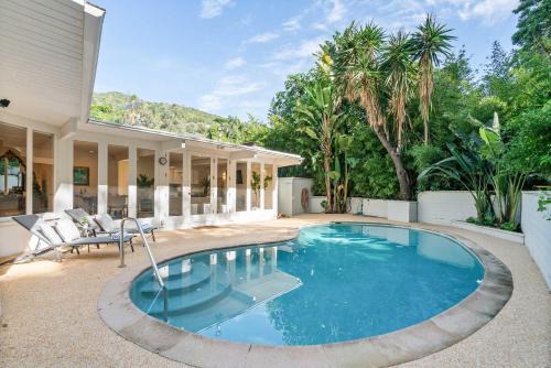 Beverly Hills 2BR with Pool and Views No Pets by Colby and Conrad