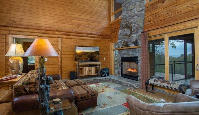 Blissful Bear Cabin, Long Range Views and 2 fireplaces