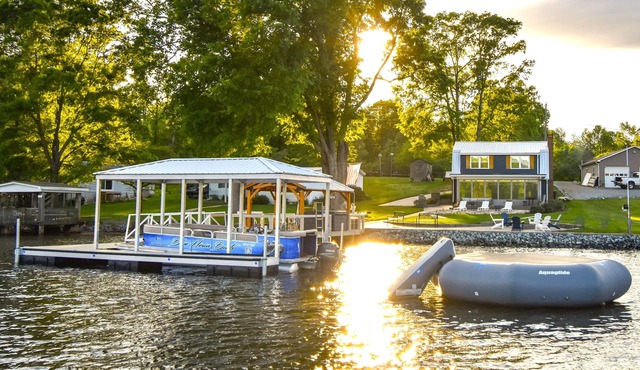 Blue Heron Haven - Ultimate Lake Escape: Lake bouncer, Arcade, Kayaks, Hot Tub