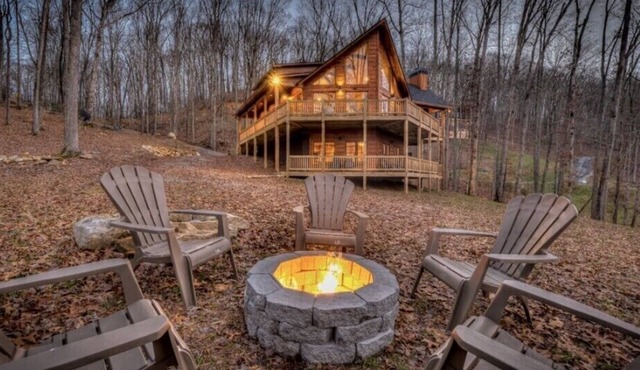 Blue Ridge Cabin, Mountain Views, Hot Tub, Game Room – Sleeps 12 Near Downtown
