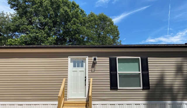 Brand new, cozy 1-bedroom mobile home on NBloom Farm in welcoming Lexington, NC.