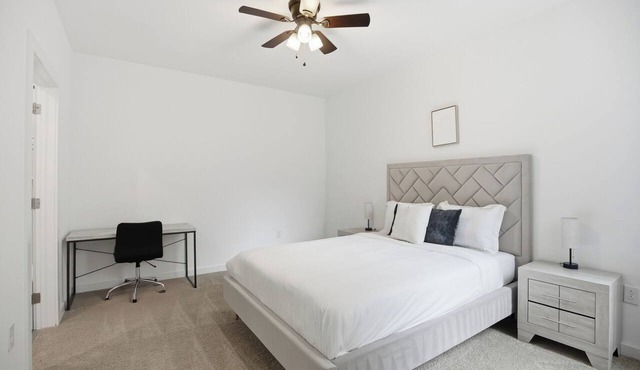 Bright and cozy 1BR inside Fairmount Square