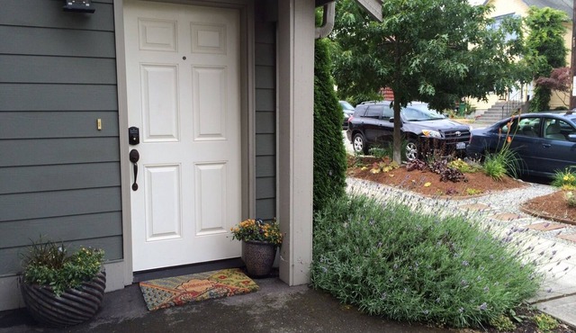 Bright, comfy 1-bedroom townhome in Ballard, Seattle perfect for your getaway