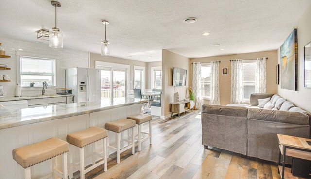 Bright Kitty Hawk Home w/Hot Tub, Walk to Beach!