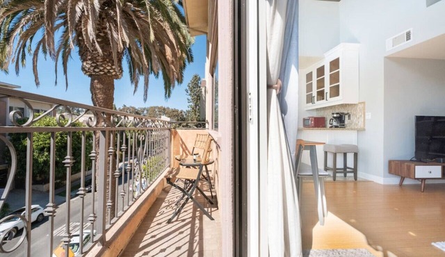Bright Modern Loft-Style in Brentwood Parking, Gym