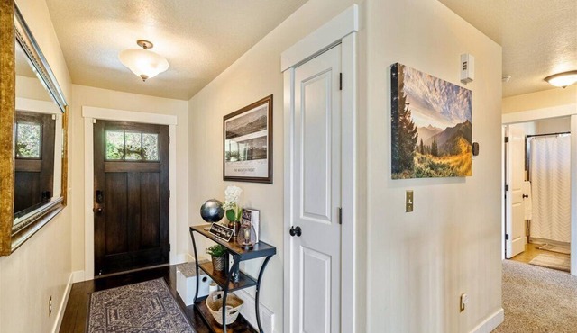 Brown Mountain Home: Pet Friendly, 30+ day special!