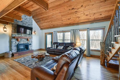 Bryson City Cabin: Deck & Mountain-View Hot Tub