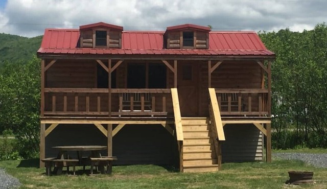 Buck Hill Tiny Home Cabin #2 Mountain & Pond Views