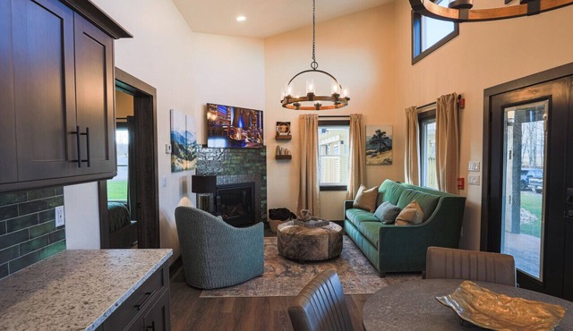 Cabin 1 One Bed Modern Luxury w Hot Tub in Davis
