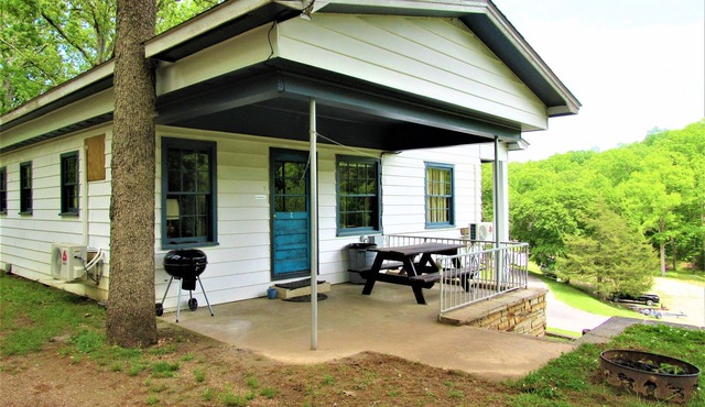 Cabin 2 at Kentucky Lake's Lynnhurst Family Resort
