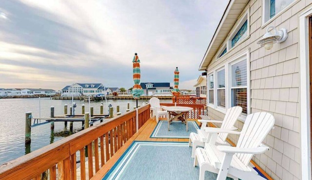 Canal front home with free WiFi, deck, private dock, shared pool & tennis