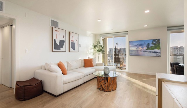Cannelia' 2BD 2BA Full Marina View Gym, 1Gig WiFi, Pool and Jacuzzi