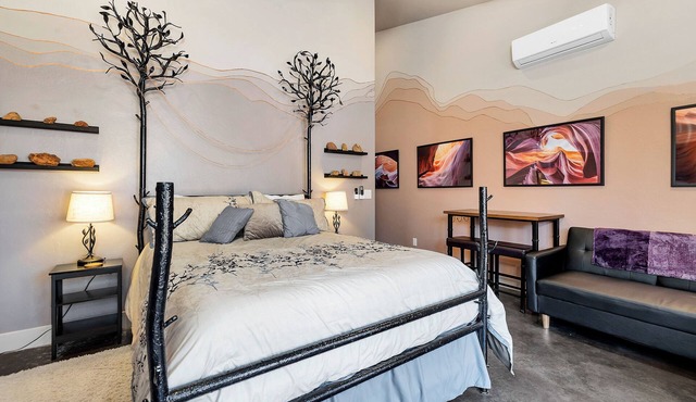 Canyon Studio w/private courtyard, 20 minutes from Zion