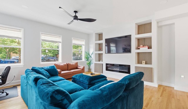 Capitol Hill Apt sleeps 6 w/Parking & Rooftop Area