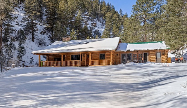 Captivating Rustic Log Cabin with Seasonal stream close to Estes Park and RMNP in Lyons