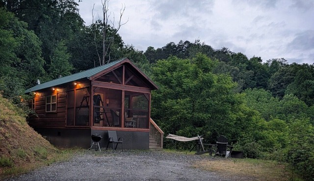 `Cedar Heights` Tiny House Cabin, Bryson City