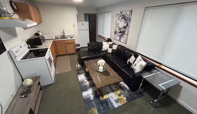 Charming 1BR Getaway Free Wi-Fi & Amenities. Easy access to I5