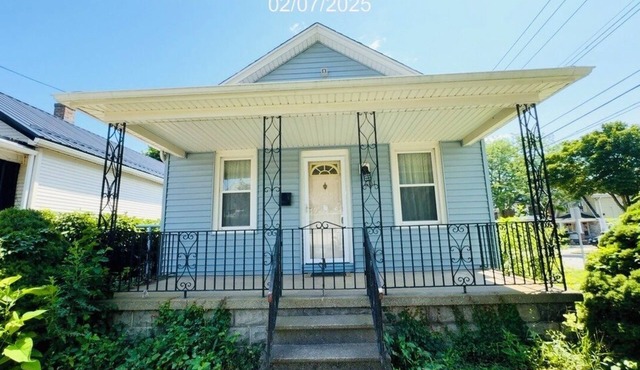Charming 2-bedroom house with AC near Niagara Falls can sleep upto 8