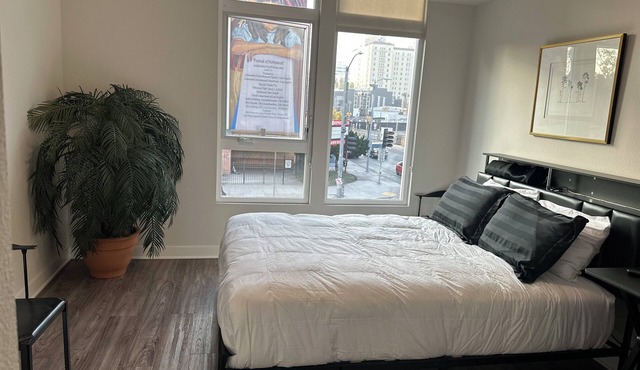 Charming 2-bedroom house in delightful Los Angeles with AC, WiFi Selma 1