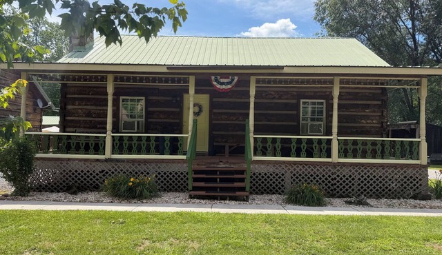 Charming 3-bedroom 5 bed hottub cabin WiFi in scenic Seneca Rocks West Virginia