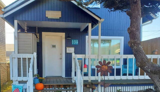 Charming Beach Cottage 1/2 block to BEACH! Dogs Yes! Fncd Yard Firepit Sleeps 8!