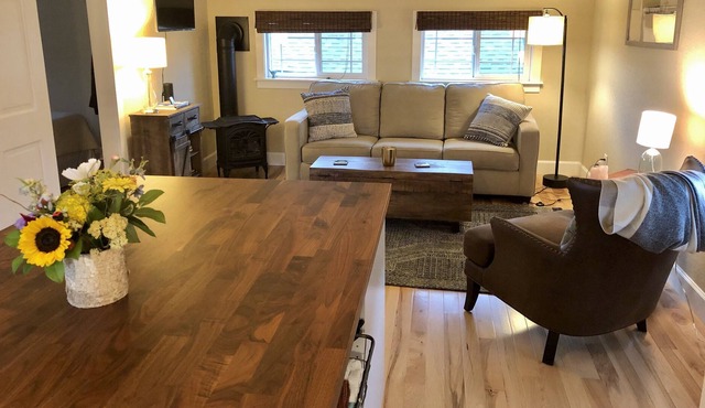 Charming Carriage House Retreat or Temp Corporate Housing
