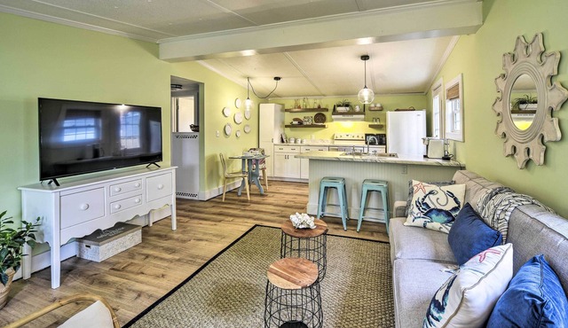 Charming Charleston Cottage: 2 Mi to Folly Beach!