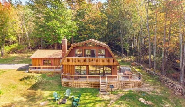 Charming-cozy-secluded Adirondack chalet- dog friendly in Wilmington, NY