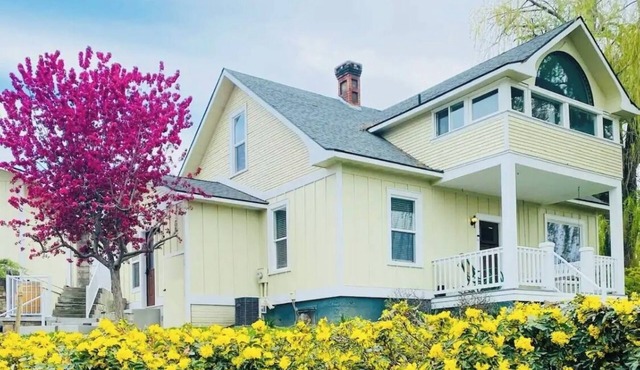 Charming craftsman 3-bedroom, home with AC and hot tub in downtown Prosser WA!