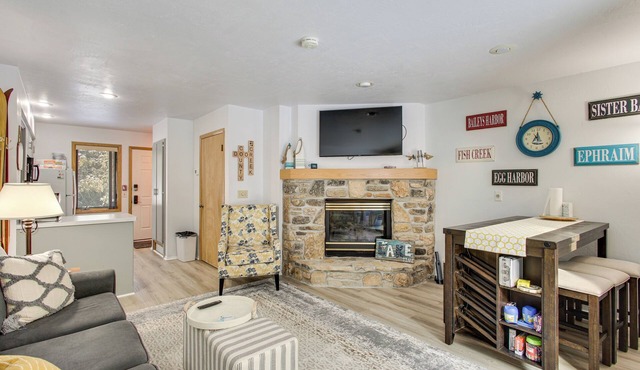 Charming DC Getaway Steps from D’town Fish Creek