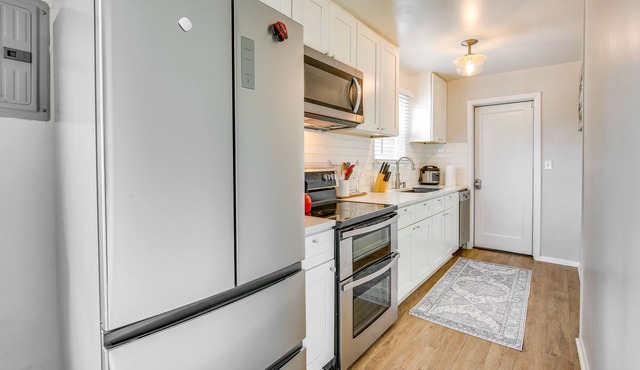 Charming Eugene Getaway ~ 1 Mi to Downtown!