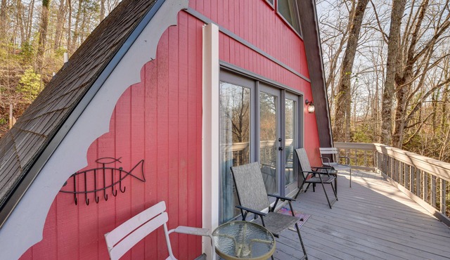 Charming Franklin Cabin with Deck: Stunning Views!
