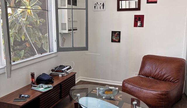 Charming fully furnished apartment in beautiful Los Angeles with cool AC breeze