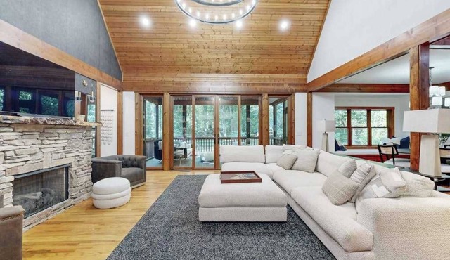 Charming house in Brevard with heated outdoor pool, tennis court, and a gym