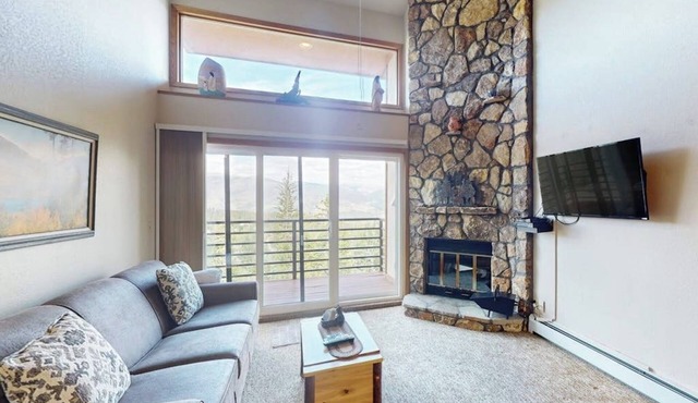 Charming Mountain View Condo with WiFi, Fireplace