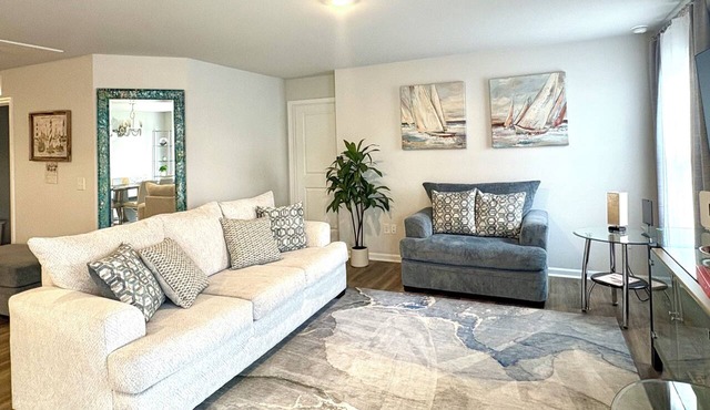 Charming new 3-bedroom house in Southport with lake view
