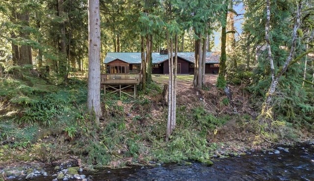 Charming River Front 3 Bed/3 Ba Home, Pet Friendly, Hot Tub, Ping Pong, Foosball