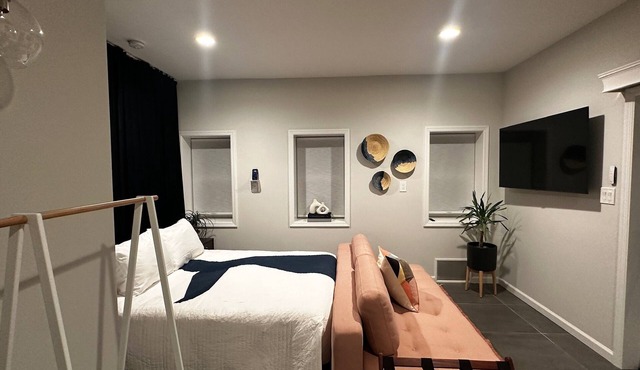 Charming studio 2 blocks to beach!