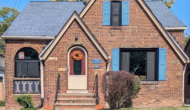 Charming Tudor home with dedicated office, fitness room, in West Park/Cleveland