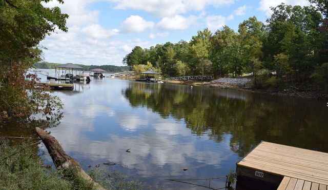 Charming waterfront retreat on Buggs Island/Kerr Lake—perfect lakeside living!