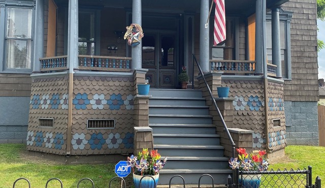 Charming Wheeling Island home. Large cozy and spacious! Your home away from home