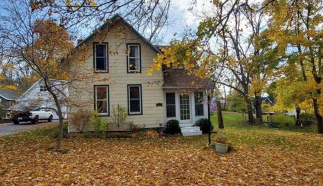 Cheerful and Charming 4 BR/3BA Cottage by the Lake