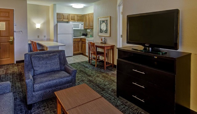 Cherry Creek Suite with Free Breakfast! Pool, Shared Hot Tub + Gym Access