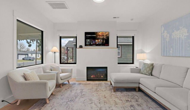 Chic Bungalow | A Modern Stay