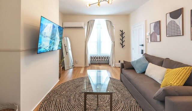 Chic & Comfortable 1 bed apt with Parking. Walking distance JSQ path. Sleeps 4.